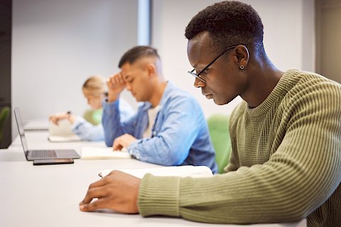 Nicht-Deutsch-Muttersprachler lernen deutsch im geförderten Sprachkurs in Leipzig